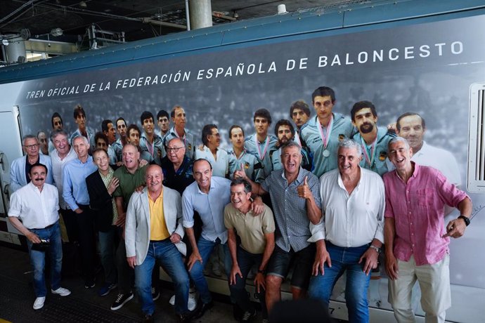 Juan Antonio Corbalan, Nacho Solozabal, Josa Luis Llorente, Juan Antonio San Epifanio “Epi”, Jose Maria Margall, Juanma Lopez Iturriaga, Fernando Arcega, Andres Jimenez, Fernando Romay, Juan de la Cruz, Jose Manuel Beiran, Cristobal Rodriguez and Paco Bin