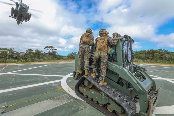 Archivo - July 19, 2022 - Junegle Warfare Training Center, Okinawa, Japan - From left, U.S. Marine Corps Lance Cpl. Alden Pizzo, Lance Cpl. Lilly Keller, and Cpl. Sean Bonilla, all landing support specialists with 3rd Landing Support Battalion, Combat Log