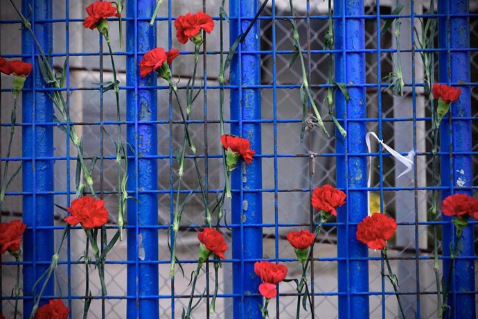 Archivo - Flores en la valla durante la I Marcha por la Justicia 24J  ‘Un año sin Justicia’ en memoria de las víctimas fallecidas, heridas y desaparecidas en Melilla hace un año, a 24 de junio de 2023, en Melilla (España)