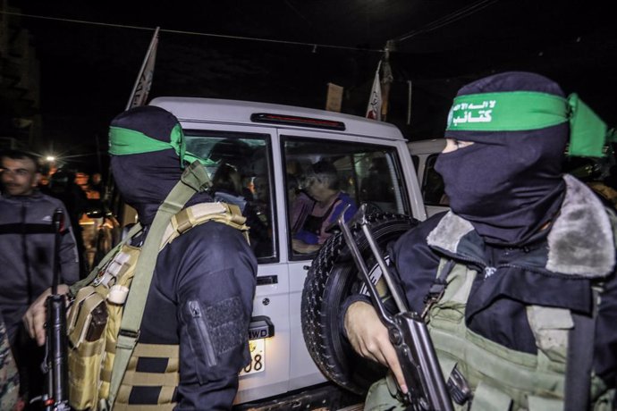 Archivo - 28 November 2023, Palestinian Territories, Rafah: Hamas and Islamic Jihad fighters hand over newly released hostages to the Red Cross in Rafah, as part of a hostages-prisoners swap deal between Hamas and Israel. Photo: Stringer/dpa