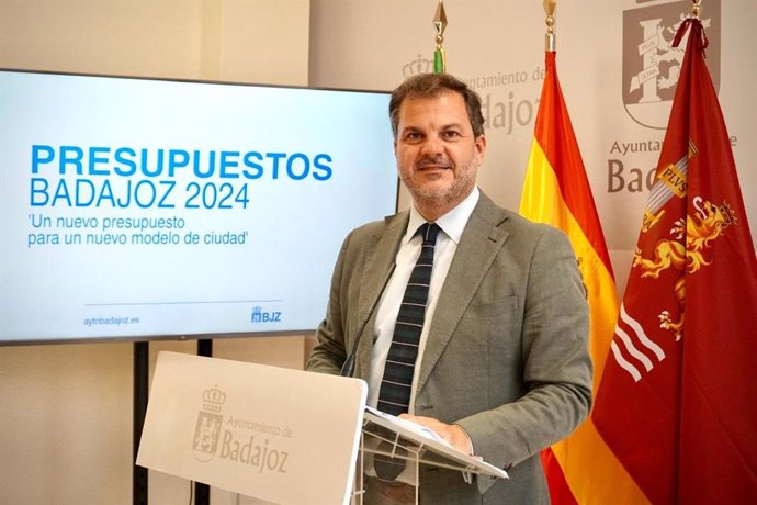 El concejal delegado de Economía y Hacienda, Javier Gijón, presenta los Presupuestos Municipales.