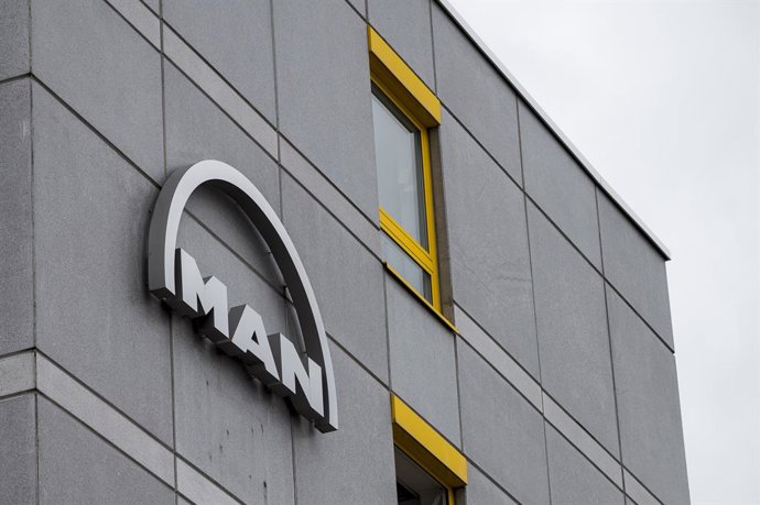Archivo - FILED - 29 June 2022, Bavaria, Nuremberg: The logo of Bavarian commercial vehicle manufacturer MAN is affixed to the exterior facade of a building. Photo: Daniel Vogl/dpa