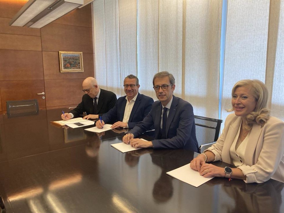 El secretario autonómico de Vivienda, Sebastián Fernández, y el alcalde de Benidorm, Toni Pérez, firman la cesión de una parcela para construir 91 viviendas de protección pública