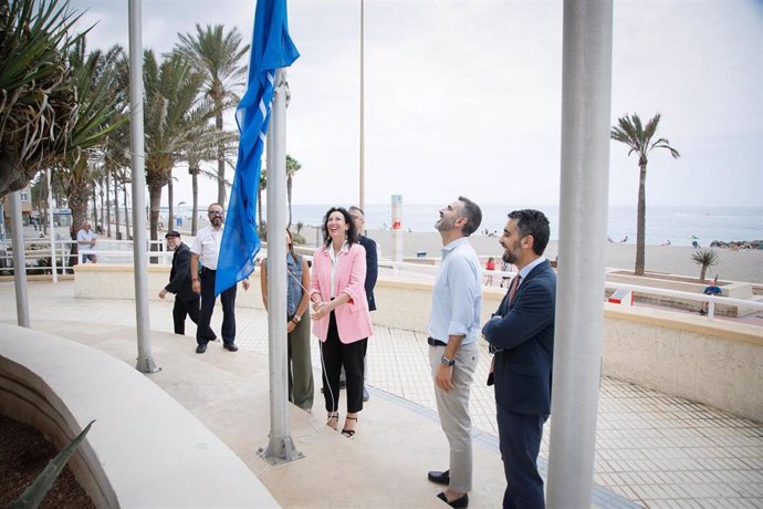 El consejero de Sostenibilidad, Medio Ambiente y Economía Azul, Ramón Fernández-Pacheco, durante el izado de la bandera acompañado por la alcaldesa de Almería, María del Mar Vázquez.
