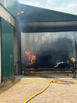 Bomberos de Cuenca participan en la extinción de un incendio en una nave de pacas de paja en La Frontera.