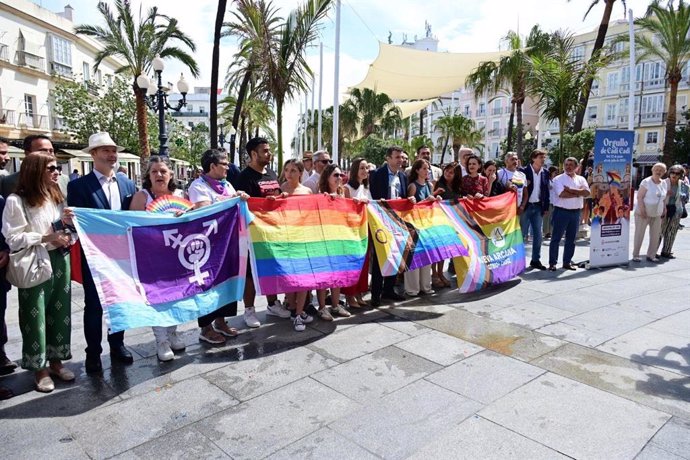 El alcalde de Cádiz, Bruno García, junto a la concejala de Políticas de Inclusión y Lgtbi, Virginia Martín, y representantes del colectivo Lgtbi en el izado de la bandera arcoiris en el Ayuntamiento.