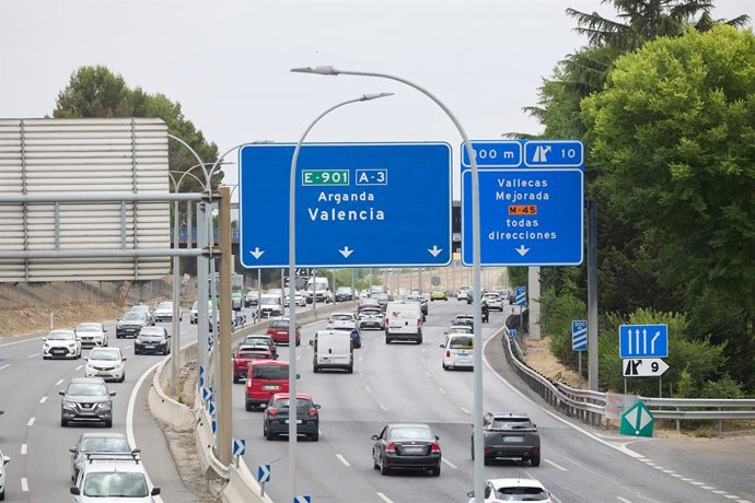 Diversos cotxes circulen durant l'operació eixida d'estiu 2024, a l'autovia  A3, a 28 de juny del 2024, a Madrid (Espanya)