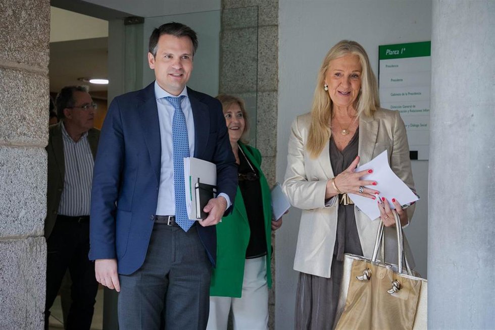 El consejero de Presidencia, Interior y Diálogo Social, Abel Bautista, y la presidenta de la Cmara Municipal de Nisa, María Idalina Trindade, a la salida de la reunión en la sede de Presidencia de la Junta, en Mérida.
