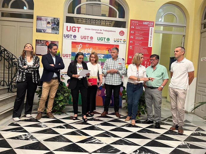 Lectura de un manifiesto en la sede de UGT  Huelva por el Día del Orgullo Lgtbi.