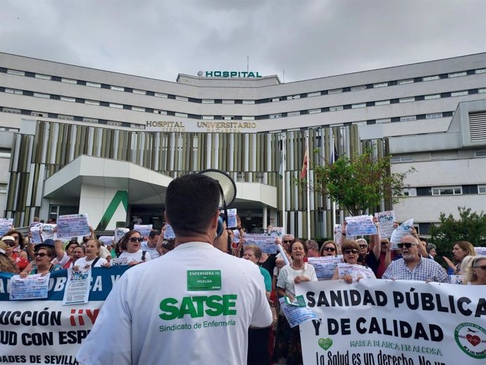 Concentración de protesta el pasado 26 de junio a las puertas del Hospital Virgen Macarena.