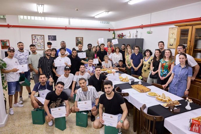 El Ayuntamiento de Pamplona reparte diplomas a los 20 jóvenes migrantes que han estado ‘Cocinando sueños’.