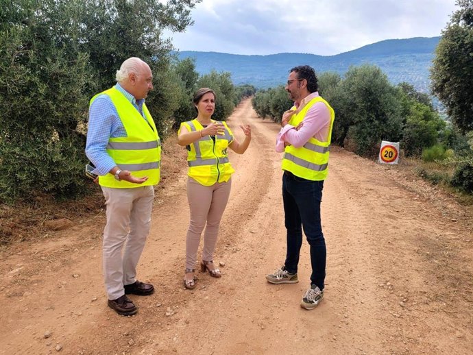 Visita de Soledad Aranda a los dos caminos rurales de Génave en los que se está interviniendo con el Plan Itínere