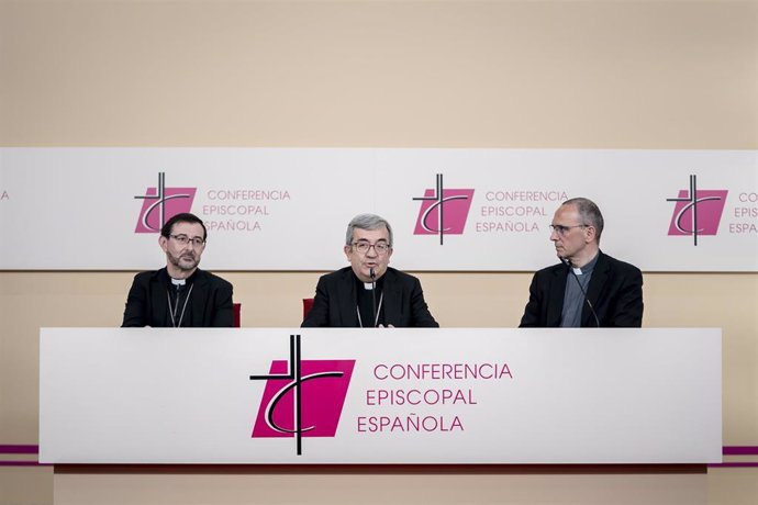 Archivo - El vicepresidente de la Conferencia Episcopal Española (CEE), José Cobo (1i), y el presidente de la Conferencia Episcopal Española (CEE), Luis Argüello (c)