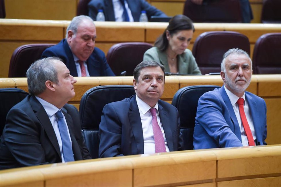 Archivo - (I-D) El ministro de Industria y Turismo, Jordi Hereu; el ministro de Agricultura, Pesca y Alimentación, Luis Planas, y el ministro de Política Territorial y Memoria Democrática, Ángel Víctor Torres, en sesión de control al Gobierno en el Sena