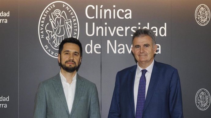 El Dr. Rafael Salido y el Dr. Pedro Redondo, especialistas del Área de Cáncer de Piel y Melanoma del Cancer Center Clínica Universidad de Navarra.