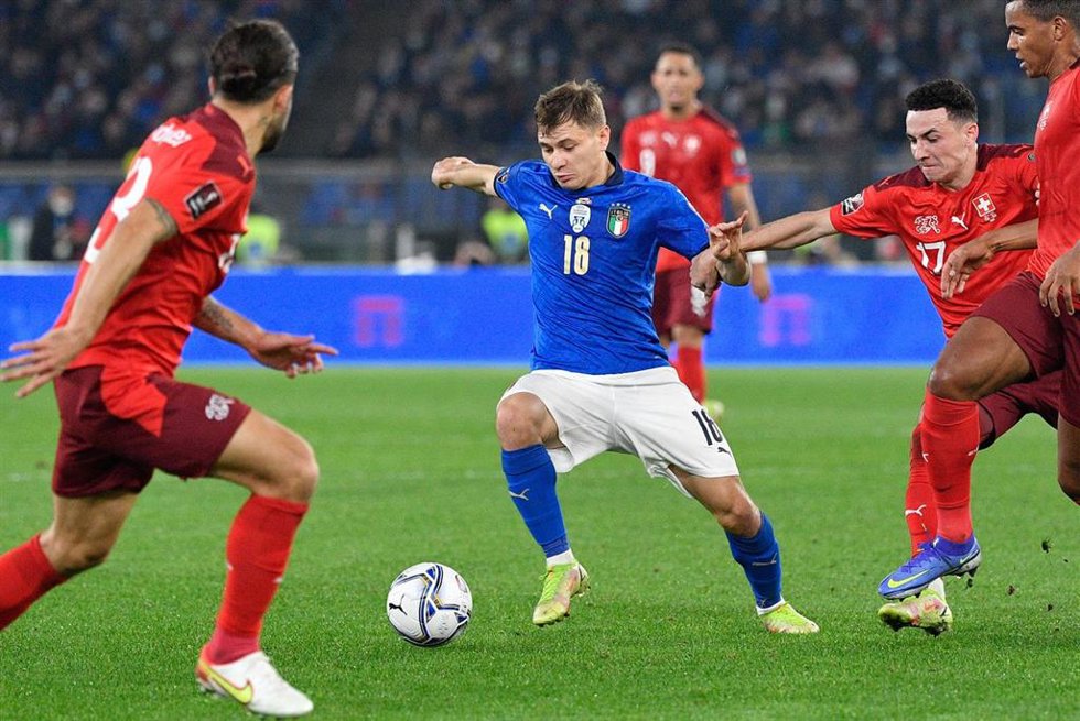 Archivo - Nicol Barella rodeado de rivales durante el Italia-Suiza de clasificación para el Mundial de Catar