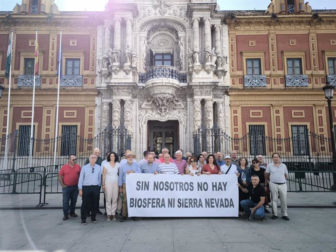 Unos 30 alcaldes de Almería y Granada, en entorno natural de Sierra Nevada, se concentran frente al Palacio de San Telmo en Sevilla por la ampliación de la Reserva de la Biosfera.