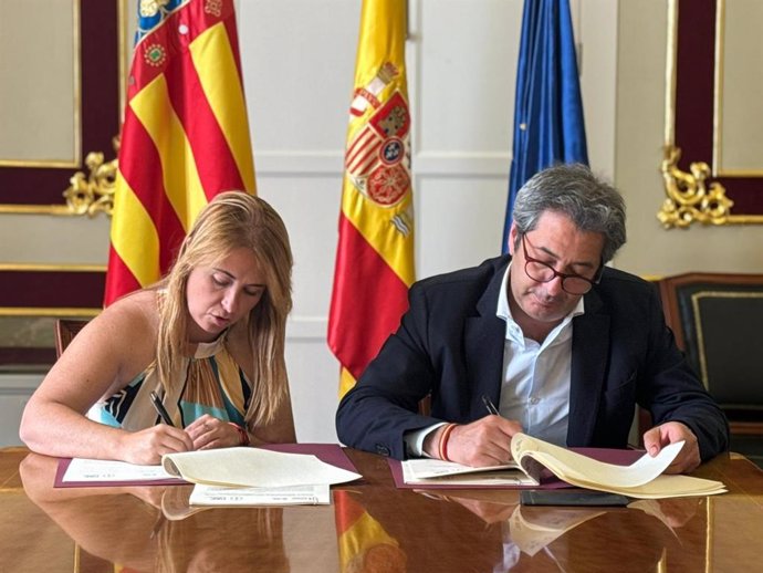 El vicepresidente primero y conseller de Cultura y Deporte, Vicente Barrera, firman el convenio de colaboración con la presidenta de la Federación Valenciana de Municipios y Provincias (FVMP), Rocío Cortés, para cooperar en la promoción del CCV