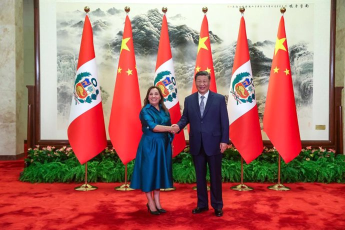 El presidente de China, Xi Jinping, dio la bienvenida este a su homóloga de Perú, Dina Boluarte, en una ceremonia oficial llevada a cabo en la Plaza del Este del Gran Palacio del Pueblo, en Pekín.
