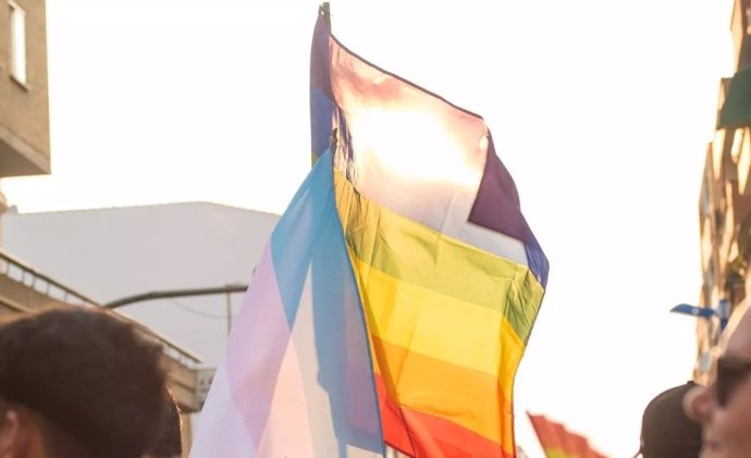 Una bandera arcoíris ondea durante una manifestación del Orgullo en Mérida, en una imagen de archivo.