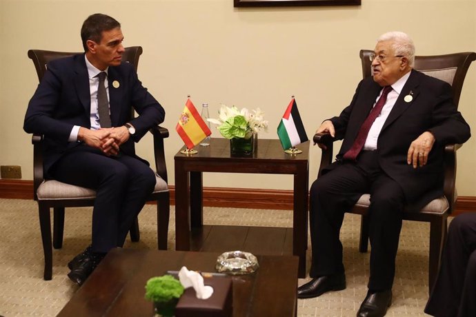 El presidente del Gobierno, Pedro Sánchez, se reúne con el presidente palestino, Mahmud Abbas, en los márgenes de la conferencia humanitaria sobre Gaza celebrada en Jordania