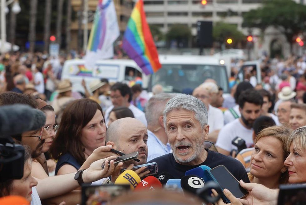 El ministro del Interior, Fernando Grande-Marlaska, atiende a los medios antes de participar en la manifestación del Orgullo LGTBI en Valncia