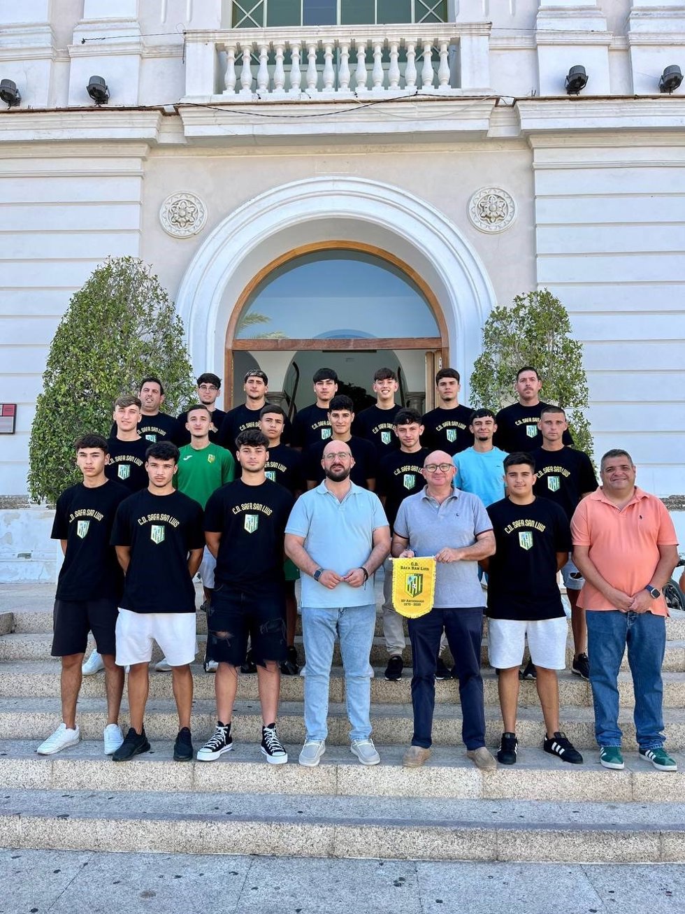 El alcalde de El Puerto de Santa María, Germán Beardo, acompañado del concejal de Deportes, José Ignacio González Nieto, ha recibido en el Ayuntamiento al CD Safa San Luis Juvenil A.