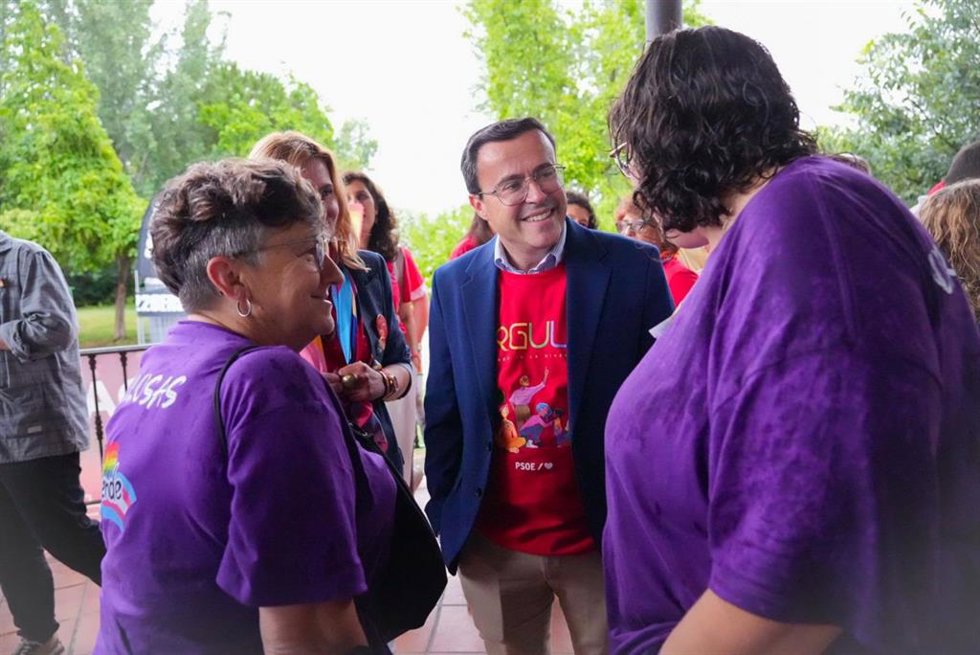 El secretario general del PSOE de Extremadura, Miguel Ángel Gallardo, en la concentración del Día del Orgullo en Mérida.
