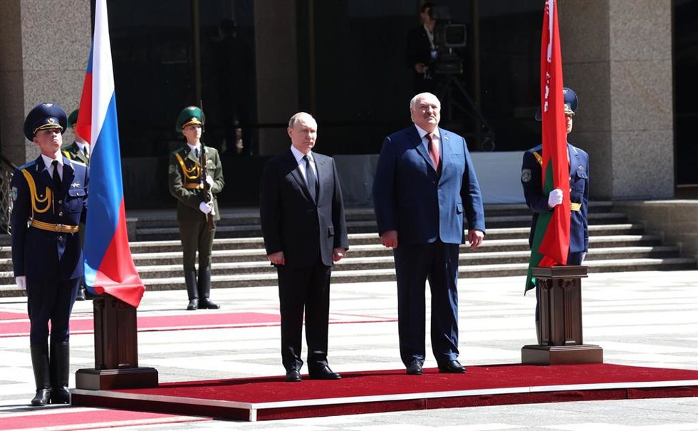 Archivo - El presidente de Bielorrusia, Alexander Lukashenko, recibe a su homólogo de Rusia, Vladimir Putin, en Minsk