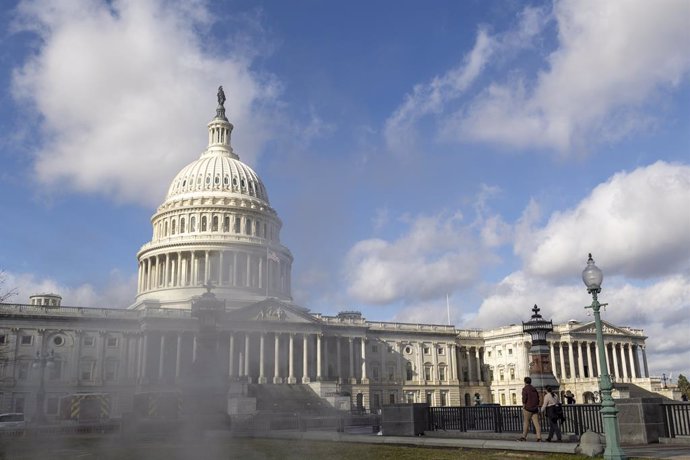 Archivo - January 26, 2024, Washington, District Of Columbia, USA: Steam rises from a vent near the US Capitol in Washington, DC. Washington reached 80 degrees today, setting a new record for the warmest temperature in January, ever.