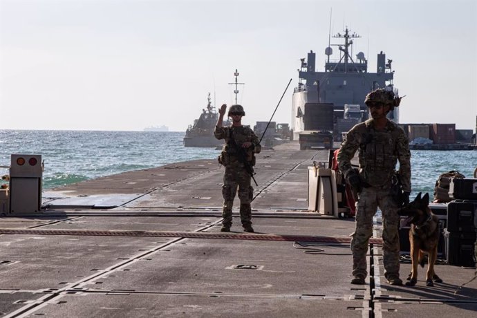 Un soldado de EEUU dirige el tráfico en el muelle temporal de Gaza.