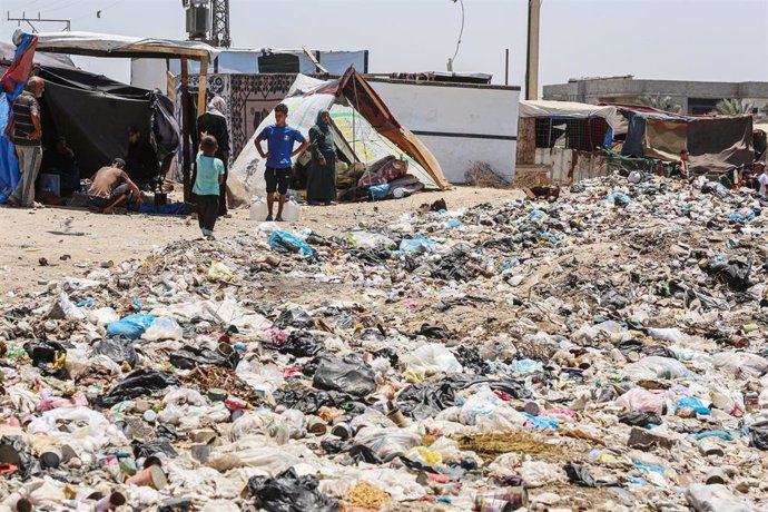 Familias palestinas obligadas a vivir en tiendas de campaña rodeadas de montones de basura, en Deir al Balá, Franja de Gaza