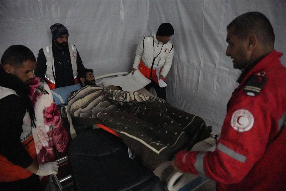 Archivo - Imagen de archivo: miembros de la Media Luna Roja Palestina evacúan a heridos hacia un hospital de la organización en Rafá 