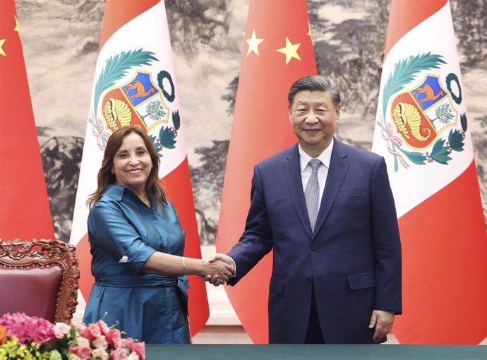 La presidenta de Perú, Dina Boluarte, y su homólogo chino, Xi Jinping, durante una visita de Estado en Pekín, China.