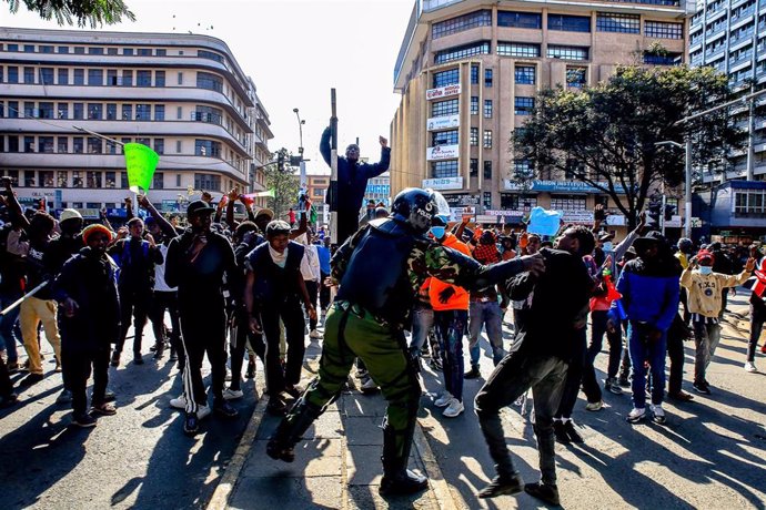 Miembros de las fuerzas de seguridad de Kenia tratan de dispersar un grupo de manifestantes en Nairobi