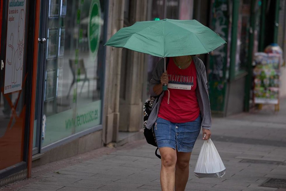 Una mujer se protege de la lluvia con un paraguas, a 8 de junio de 2024, en Madrid (España). 