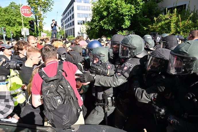 29 June 2024, North Rhine-Westphalia, Essen: Demonstrators and police officers confront each other at Ruttenscheider Strasse during the Alternative for Germany (AfD) party conference. Photo: Henning Kaiser/dpa