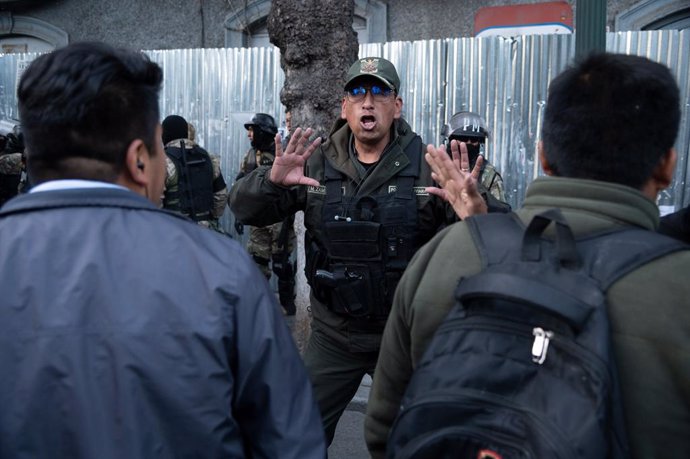 Soldados del Ejército de Bolivia frente al palacio de gobierno en La Paz