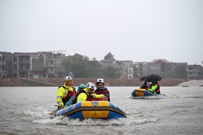 NANCHANG, June 27, 2024  -- Rescue workers take boats towards Chengjiadun Village in Wukou Town, Leping City, east China's Jiangxi Province, June 26, 2024. TO GO WITH "China's largest freshwater lake girds for flood"