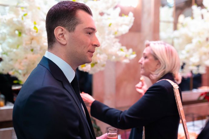 Archivo - January 15, 2024, Paris, France, France: Paris, France, January, 2024 - President of the French far right party Rassemblement National (RN) Jordan Bardella (L) delivers his New Year wishes to the press in Paris. In the presence of French deput