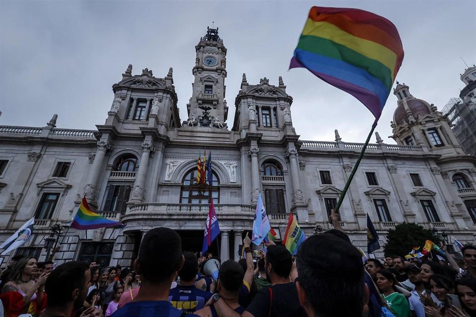 Cientos de personas durante la manifestación del Orgullo 2024 en Valncia
