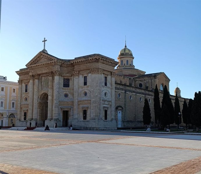 Archivo - Vista exterior del Panteón de Marinos Ilustres en la Escuela de Suboficiales de la Armada en San Fernando (Cádiz). (Foto de archivo).