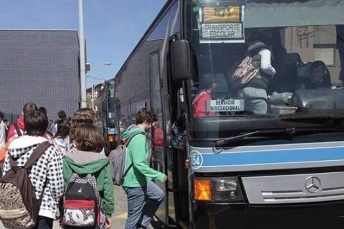 Archivo - Sevilla.- Atedibus pide a la Junta la devolución de avales tras la finalización de los contratos del transporte escolar