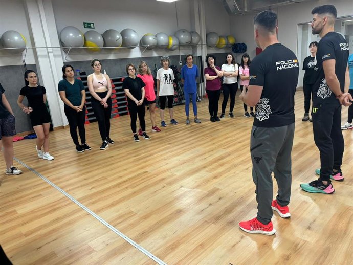 La Policía Nacional imparte una jornada de defensa personal dirigido a mujeres