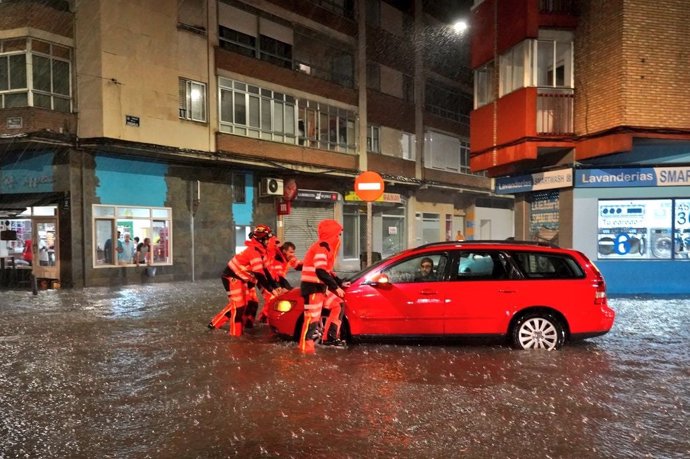 Un coche afectado por las fuertes lluvias en Valladolid
