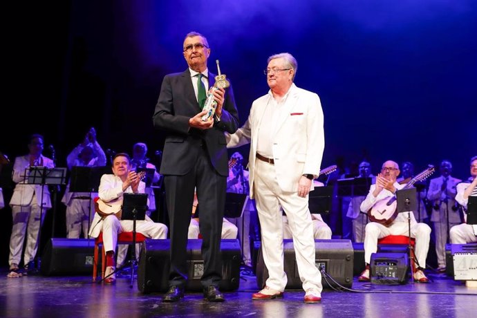 El alcalde de Murcia, José Ballesta, recibió anoche el galardón de Parrandbolero de Honor, con motivo del 25 aniversario de la agrupación musical Parrandboleros.