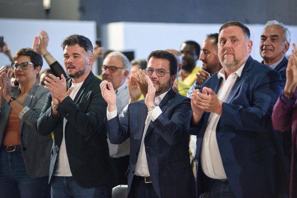 Archivo - (I-D) El portavoz en el Congreso Gabriel Rufián; el presidente de la Generalitat en funciones Pere Aragons y el expresidente de ERC Oriol Junqueras, en una foto de archivo
