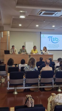 La delegada territorial de Salud y Consumo en Sevilla, Regina Serrano, ha inaugurado una jornada provincial en Sevilla para abordar el Plan Integral de Salud Bucodental de Andalucía 2023-2027.