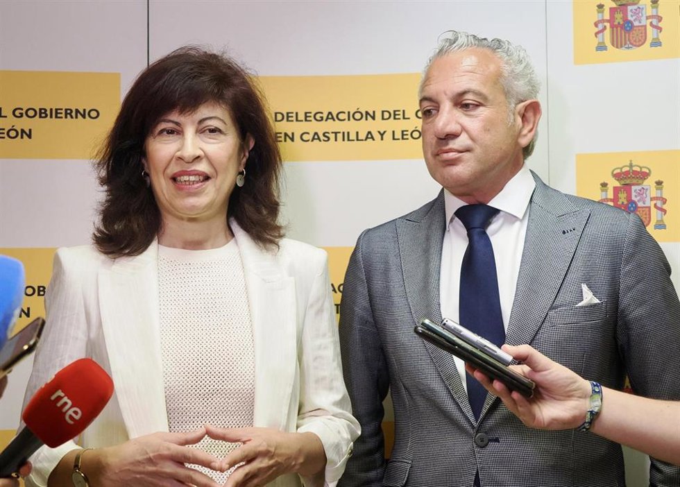 La ministra de Igualdad, Ana Redondo, acompañada del delegado de gobierno en Castilla y León, Nicanor Sen, se reúne con representantes del colectivo LGTBI de Castilla y León.