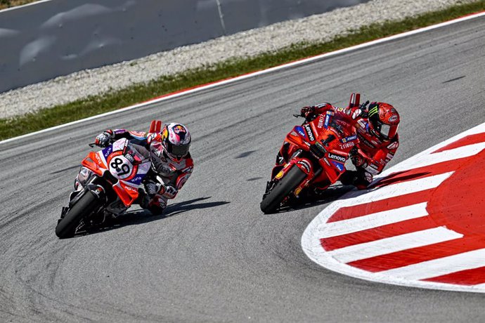 Archivo - 89 MARTIN Jorge (spa), Prima Pramac Racing, Ducati Desmosedici GP24, action with 01 BAGNAIA Francesco (ita), Ducati Lenovo Team, Ducati Desmosedici GP24 during the 2024 MotoGP Grand Premi Monster Energy de Catalunya, Spanish GP, on the Catalunya